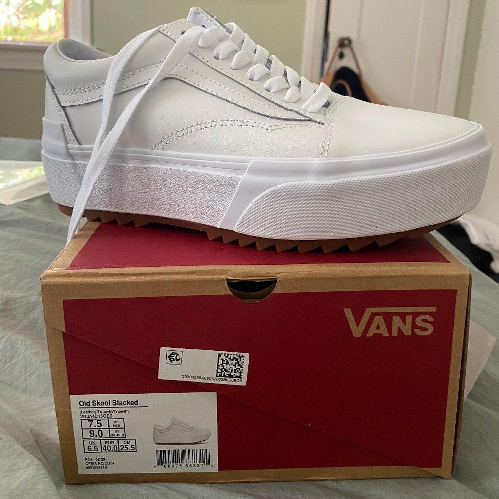NEW VANS Old Skool Stacked Sneaker - White size 9